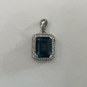 Elegant Blue and sterling Silver Pendant